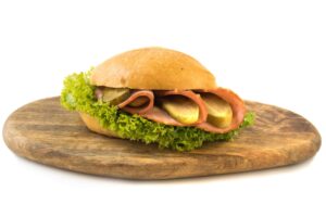 Kanapka z kiełbasą krakowską